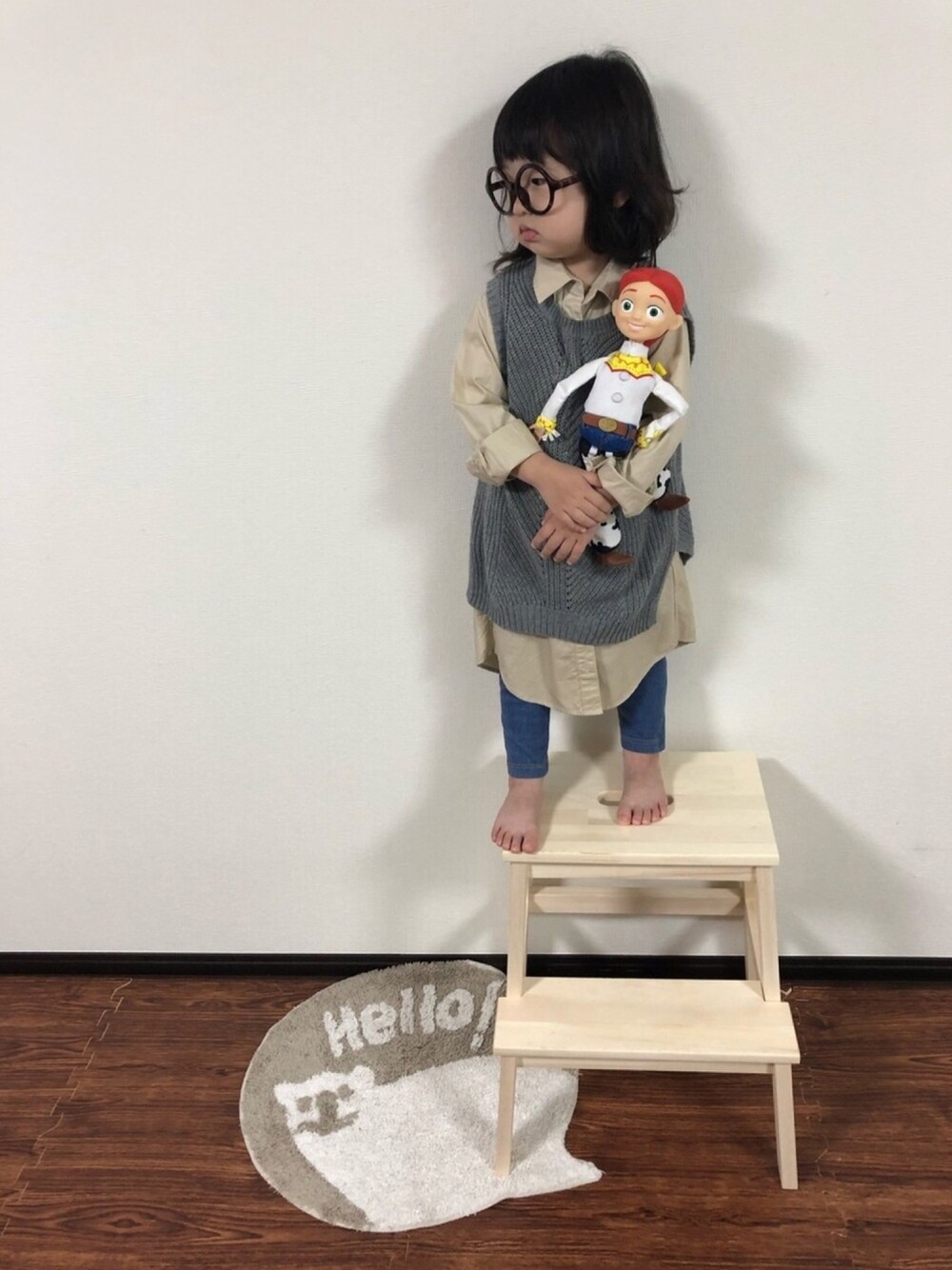 「秋のカフェオレコーデ、キッズファッション、キッズコーデ、秋コーデ、プチプラ、UNIQLO、女の子、おんなのこ、シンプル」｜「GLOBAL WORKの【キッズ】ニットベストツキプルオーバー長袖/708994（ベスト、グレー系）」を使った、syun★さん（キッズ・110cm）の秋コーディネートの1枚目の写真