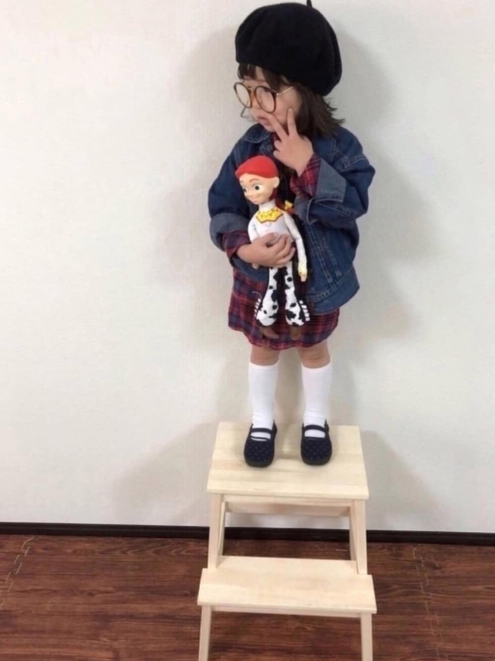 「ラブアンドピース2019、キッズファッション、秋コーデ、チェックワンピース、女の子コーデ、おんなのこ、グローバルワーク(GLOBAL WORK)、LEE、ベレー帽、2019秋チェッカーず」｜「トイストーリーのアイテム（おもちゃ、ベージュ系）」を使った、syun★さん（キッズ・110cm）の秋コーディネートの1枚目の写真