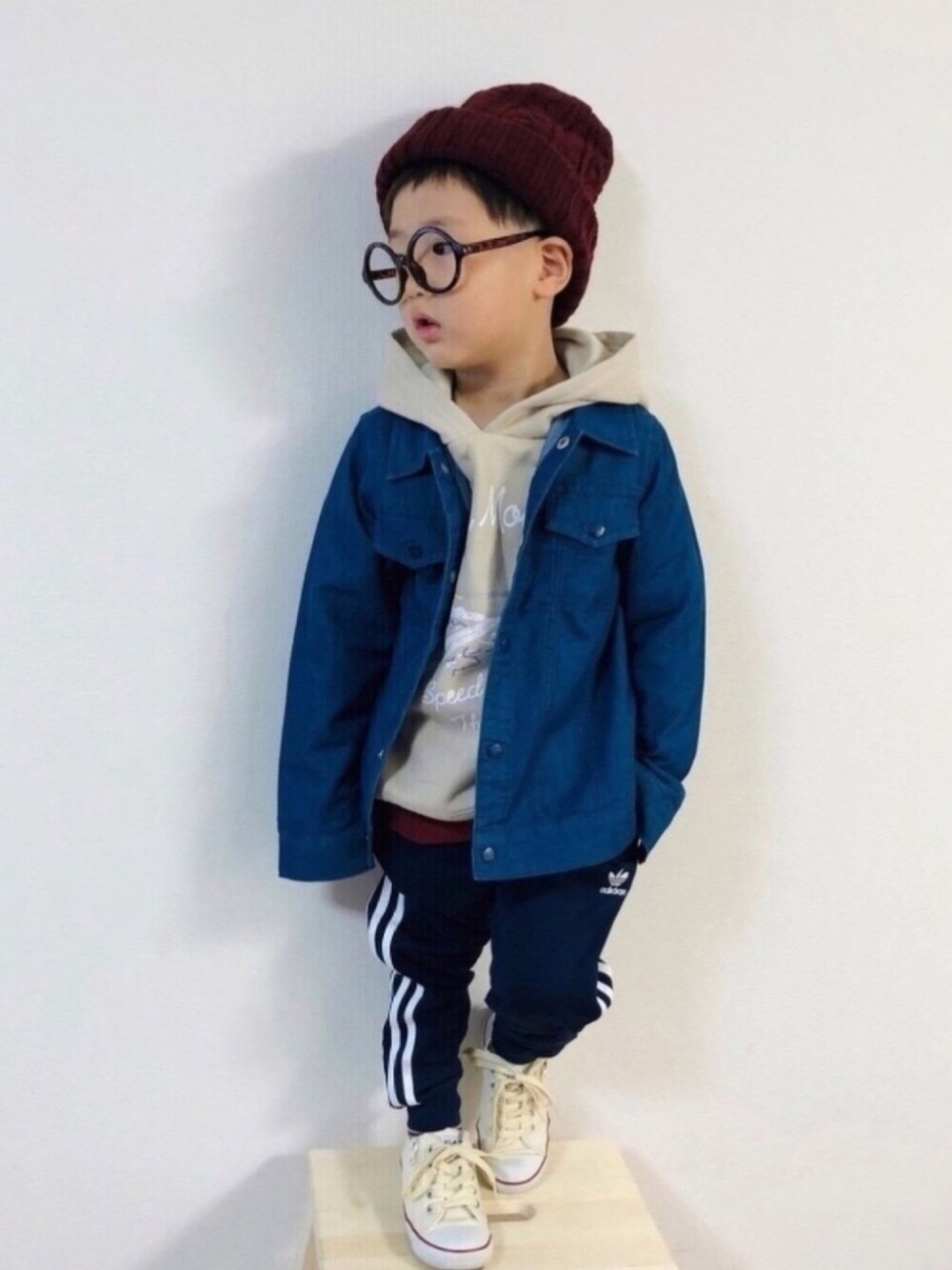 「パーカー、デニムジャケット、メガネ男子、ニット帽、キッズファッション、やっぱりストリートが好き、秋冬コーデ、カジュアルコーデ、converse」｜「RUGGEDWORKSのデニムGジャン（デニムジャケット、ブルー系）」を使った、syun★さん（キッズ・110cm）の秋コーディネートの1枚目の写真