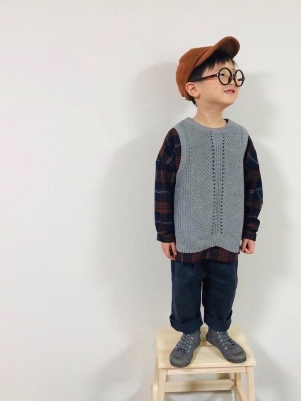 「むすこーで、キッズファッション、男の子コーデ、コーデュロイ、タックパンツ、ローリーズファーム(LOWRYS FARM)、めがね、チェックシャツ、ニットベスト、2019秋チェッカーず」｜「devirockのヘンリーネックネルチェックシャツ（シャツ/ブラウス、ブラウン系）」を使った、syun★さん（キッズ・110cm）の秋コーディネートの1枚目の写真