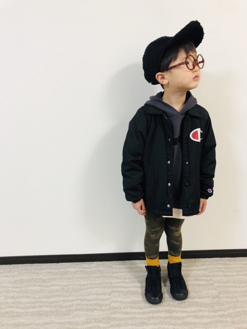 「シンプル、男の子、プチプラ、おとこのこ、むすこーで、もこもこ帽子、レギンス、キッズコーデ」｜「Championのアイテム（ナイロンジャケット、ブラック系）」を使った、syun★さん（キッズ・110cm）の冬コーディネートの1枚目の写真