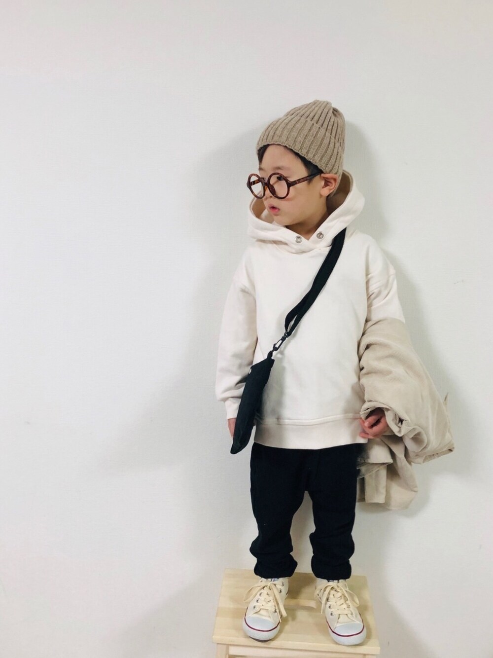 「スウェット、むすこーで、おしゃれさんと繋がりたい、男の子コーデ、ニット帽、kids、白パーカー、スウェットパンツ、スニーカー」｜「JEANASISの【KIDS】BIGフーディー/853695（パーカー、ホワイト系）」を使った、syun★さん（キッズ・110cm）の冬コーディネートの1枚目の写真