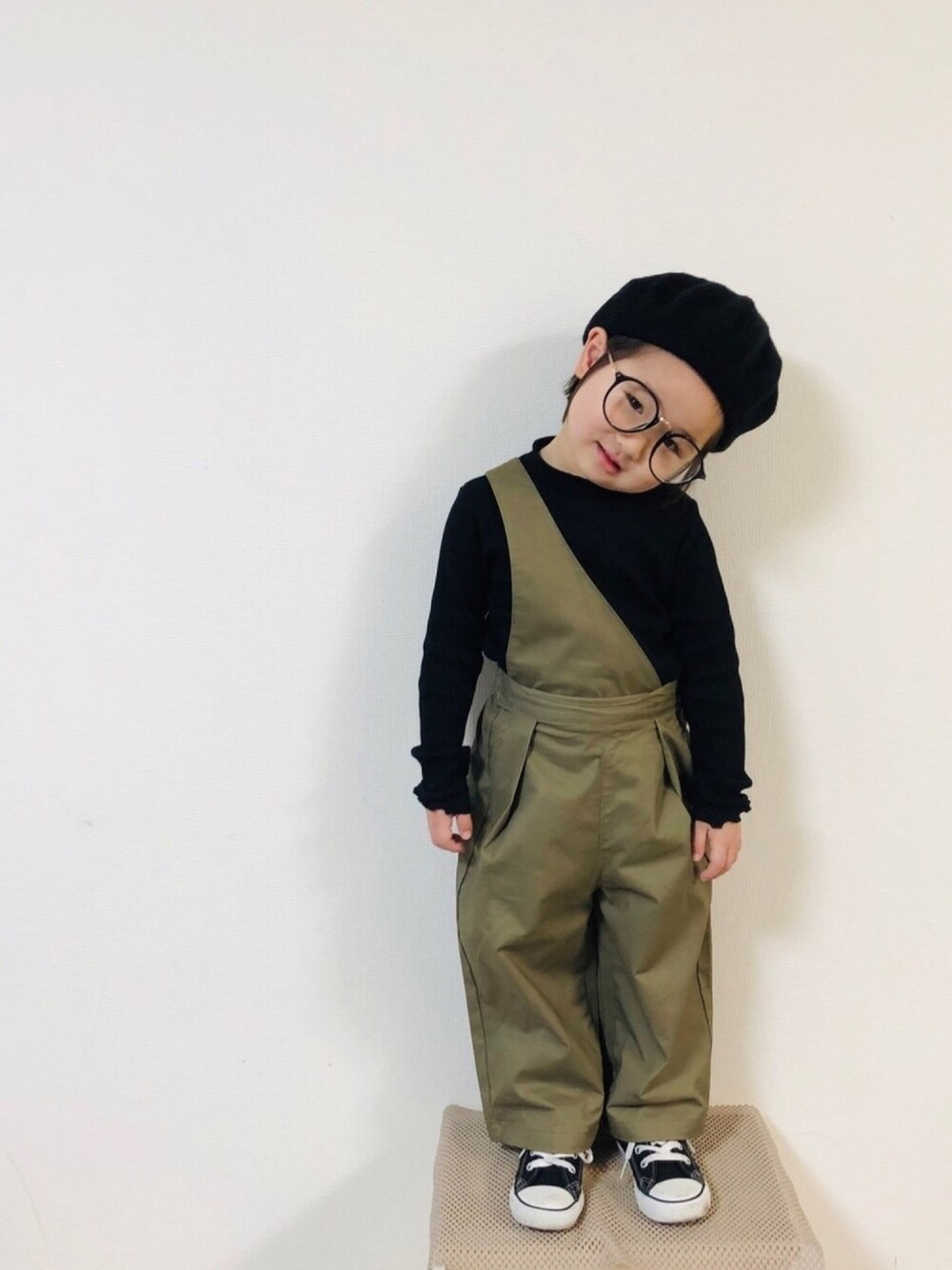 「キッズコーデ、カジュアルコーデ、ワンショルダー、ワイドパンツ、ベレー帽、メガネ女子、ジーユーコーデ、ジーユー女子、ジーユー、GU」｜「GUのGIRLSリブT(長袖)（トップス、ブラック系）」を使った、syun★さん（キッズ・110cm）の冬コーディネートの1枚目の写真