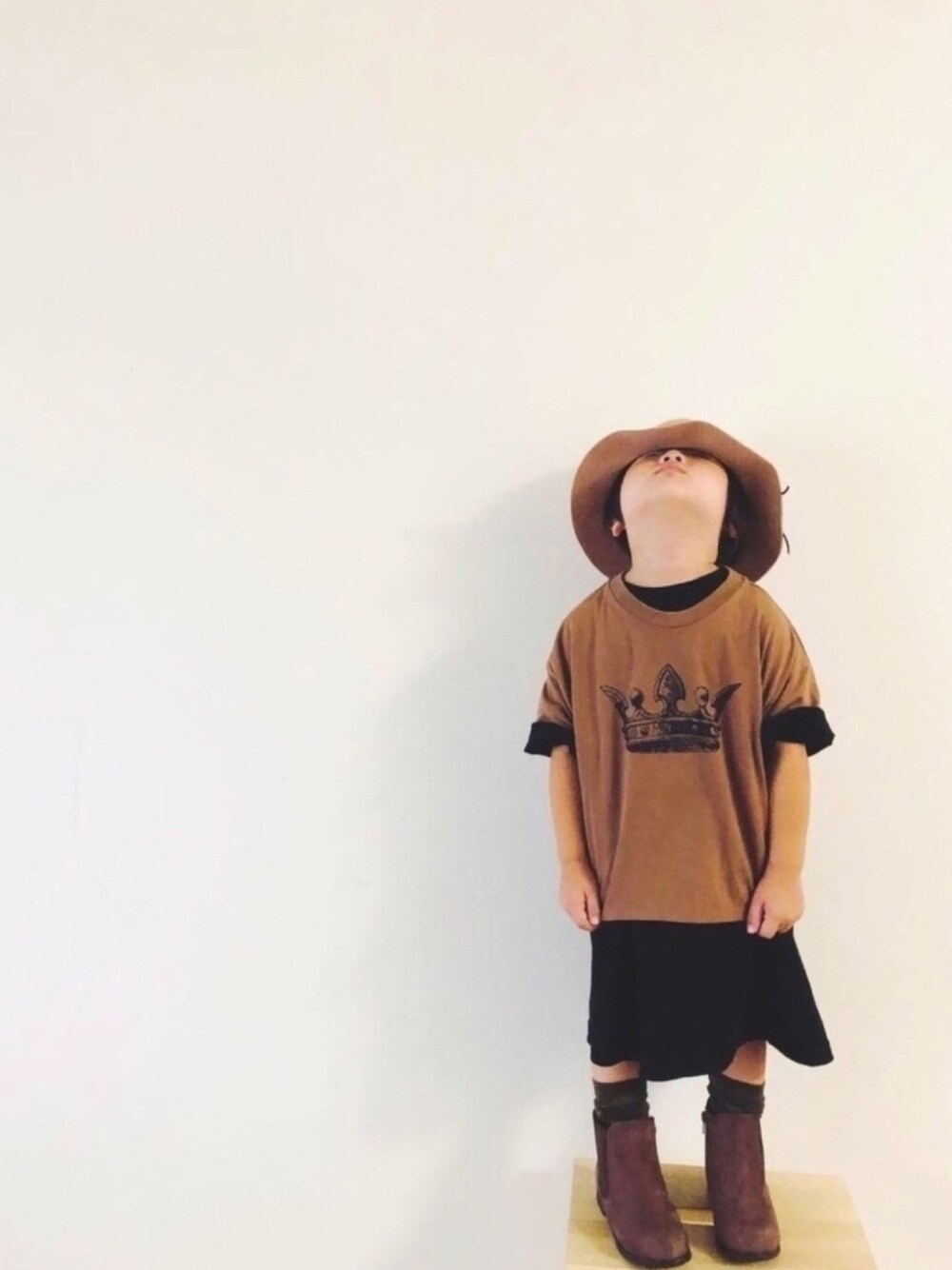 「むすめ服、むすめコーデ、シンプルコーデ、ブーツ、フェルトハット、オーバーサイズ、レイヤードスタイル」｜「devirockのBIGシルエットタックTシャツ（Tシャツ/カットソー、ブラック系）」を使った、syun★さん（キッズ・110cm）の夏コーディネートの1枚目の写真