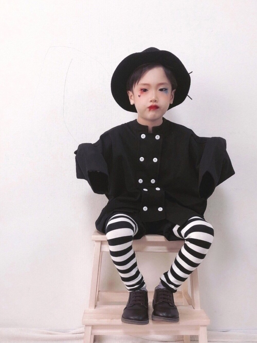 「wearhalloween2020、キッズコーデ、おとばなコーデ、オトバナ、THE OTOGIBANASHI...SUPPLY、コックシャツ、フェルトハット、ハロウィン、ハロウィンコーデ」｜「theotogibanashiのアイテム（シャツ/ブラウス、ブラック系）」を使った、syun★さん（キッズ・110cm）の秋コーディネートの1枚目の写真