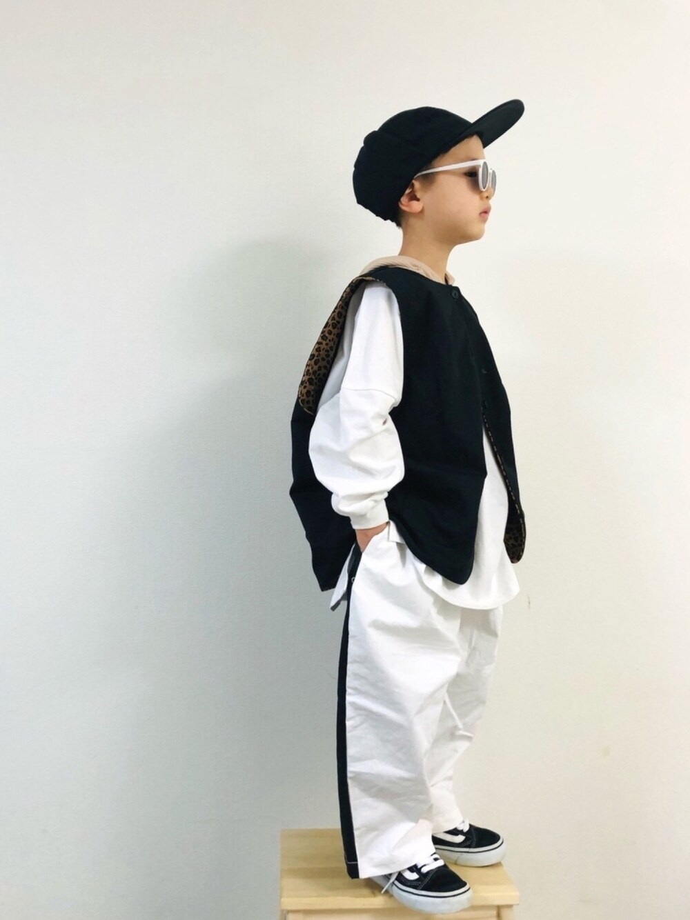「主役はカラーパンツ、休日スタイル、スニーカー、ゆるコーデ、男の子、おとばなコーデフェス告知」｜「the_otogibanashi_supplyのアイテム（キャップ、ブラック系）」を使った、syun★さん（キッズ・110cm）の春コーディネートの1枚目の写真