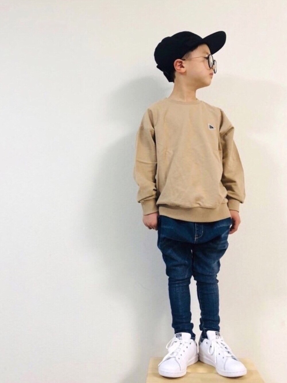 「休日コーデ、カジュアルコーデ、シンプル、男の子、アディダス、kids、おとばなコーデフェス告知」｜「＆yamのワッペンスウェット（スウェット、ベージュ系）」を使った、syun★さん（キッズ・110cm）の春コーディネートの1枚目の写真