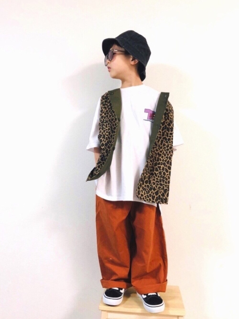 「バケットハット、柄シャツ、カラーパンツ、プリントTシャツ、春夏コーデ、ストリート、ビッグシルエット、男の子コーデ、おとこのこ、おとばなコーデフェス」｜「@the_otogibanashi_supplyのアイテム（トップス、その他）」を使った、syun★さん（キッズ・110cm）の春コーディネートの1枚目の写真