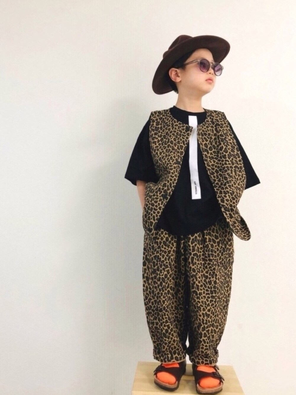「柄シャツ、柄パンツ、セットアップ、ネオンカラー、プリントTシャツ、おとばなコーデフェス、サングラス」｜「the_otogibanashi_supplyのアイテム（ハット、ブラウン系）」を使った、syun★さん（キッズ・110cm）の春コーディネートの1枚目の写真