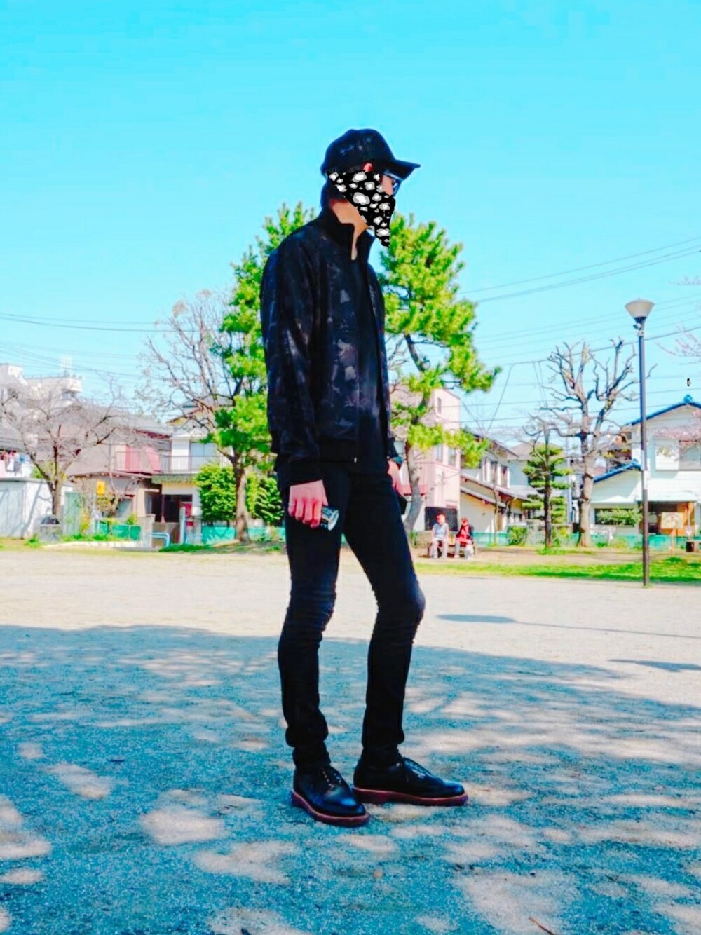 「SAINT LAURENT PARISのアイテム（デニムパンツ、ブラック系）」を使った、Tockyさん（メンズ・183cm）の春コーディネートの1枚目の写真