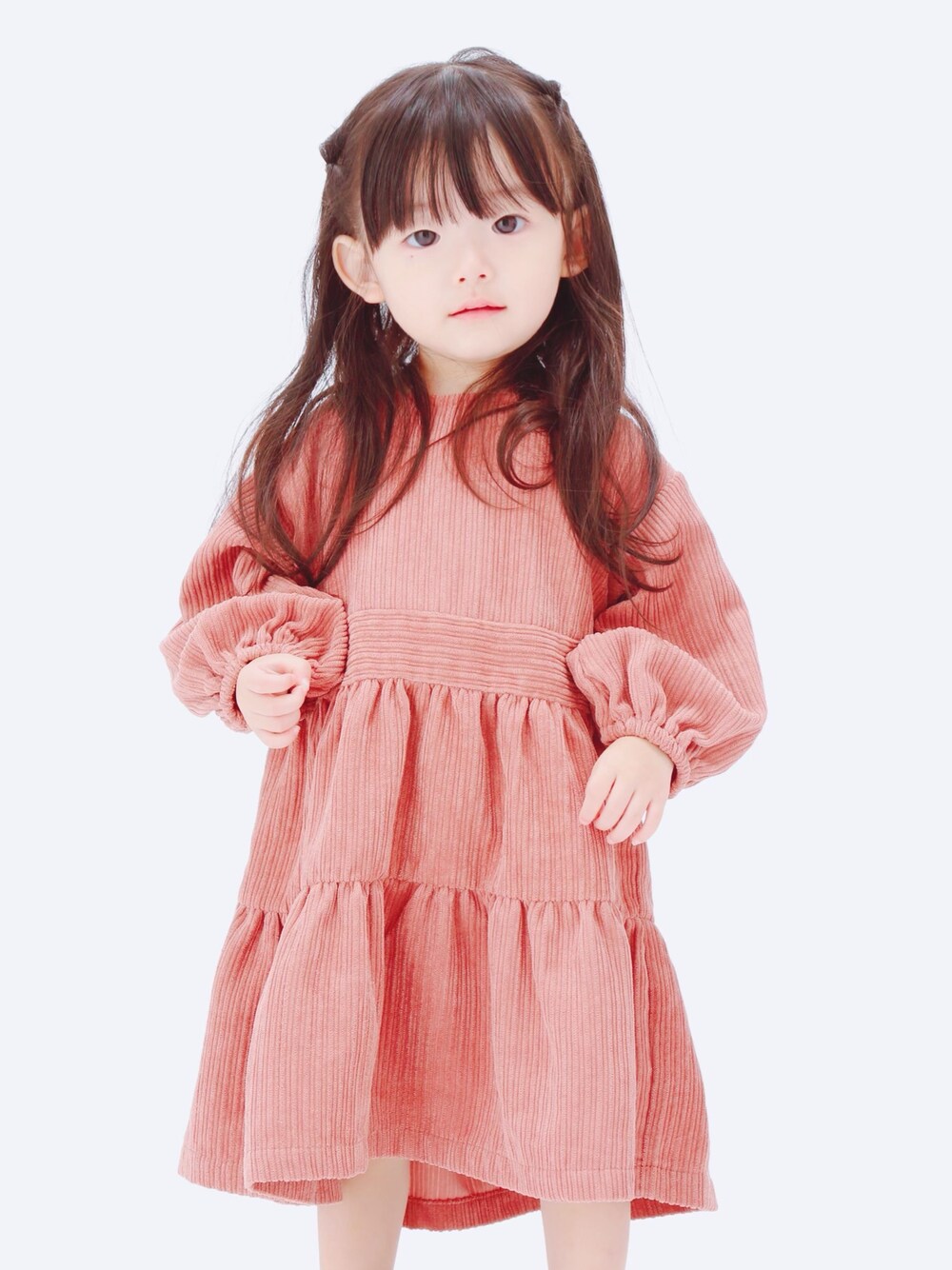 「女の子コーデ、３歳女の子、コーデュロイワンピース、petit main、プティマイン コーデ」｜「petit mainのコーデュロイティアード長袖ワンピース（ワンピース、ピンク系）」を使った、suzukaさん（レディース・90cm）の秋コーディネートの1枚目の写真