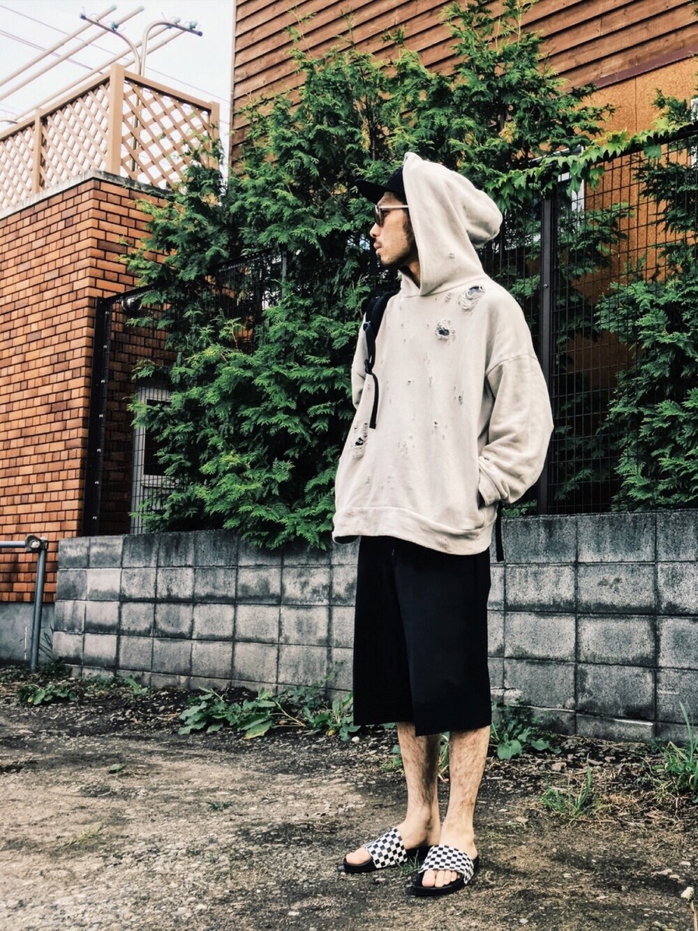 「カジュアル、ラクチンコーデ、シンプル、summer、ビッグシルエット、ストリート、フード、サングラス」｜「Journal Standard TRISECTのデストラクションスウェットフード #（パーカー、ベージュ系）」を使った、Keirさん（メンズ・175cm）の春コーディネートの1枚目の写真