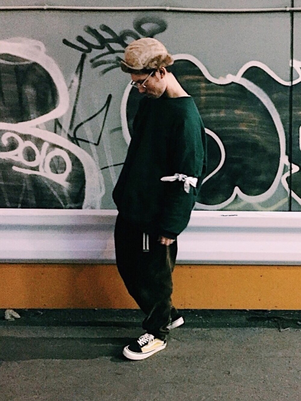 「シンプルコーデ、スポーツミックス、fashion、ビッグシルエット、おしゃれさんと繋がりたい、カジュアルコーデ、コーデュロイパンツ、VANS、street、ボンバーキャップ」｜「INFIELDER DESIGNのINFIELDER DESIGN / ボアフリース フライトキャップ#	（キャップ、ベージュ系）」を使った、Keirさん（メンズ・175cm）の冬コーディネートの1枚目の写真