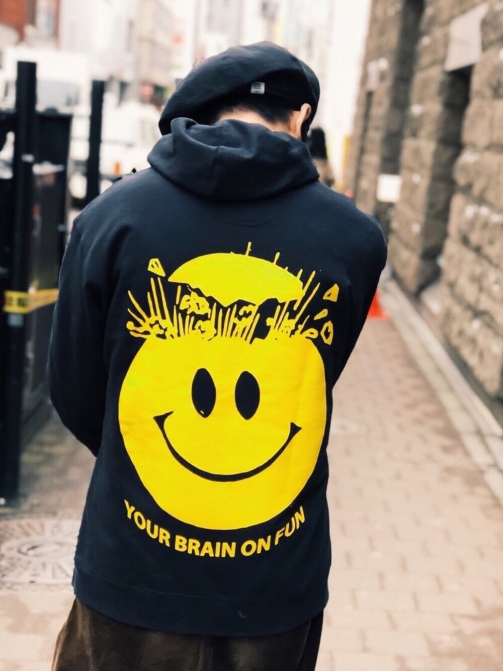 「シンプルコーデ、おしゃれさんと繋がりたい、カジュアル、ブラック、ootd、はるコーデ、adidas、コーデュロイ、スマイル、ベレー帽」｜「FUNCULTのアイテム（パーカー、ブラック系）」を使った、Keirさん（メンズ・175cm）の冬コーディネートの1枚目の写真