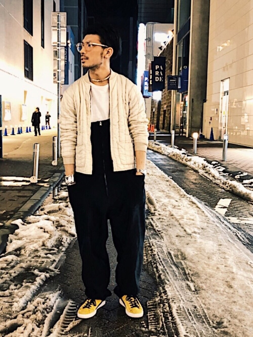 「シンプルコーデ、おしゃれさんと繋がりたい、カジュアル、ブラック、大人カジュアル、はるコーデ、ootd、オーバーオール、ホワイト、イエロー」｜「Kaptain Sunshineのアイテム（オールインワン・サロペット、ブラック系）」を使った、Keirさん（メンズ・175cm）の冬コーディネートの1枚目の写真