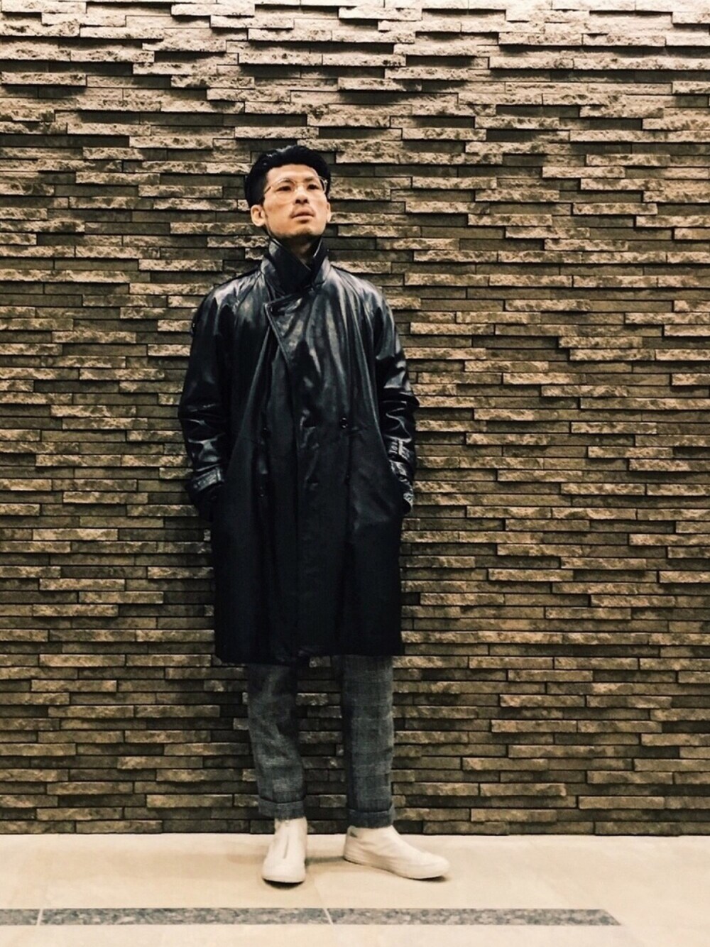 「シンプルコーデ、おしゃれさんと繋がりたい、カジュアル、ブラック、大人カジュアル、きれいめカジュアル、ootd、冬、グレー、ロングコート」｜「VINTAGEのアイテム（ダウンジャケット/コート、ブラック系）」を使った、Keirさん（メンズ・175cm）の冬コーディネートの1枚目の写真