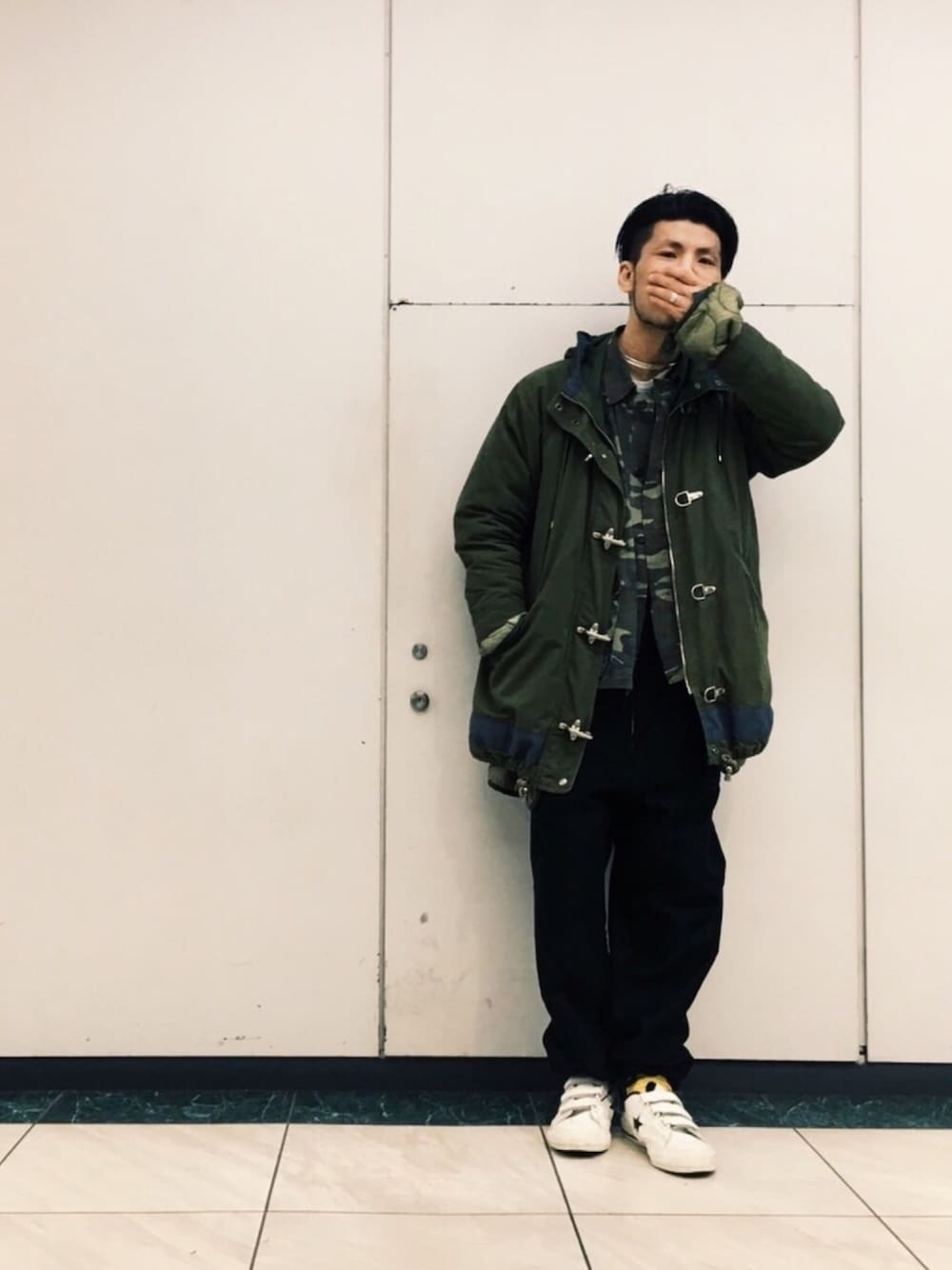 「シンプルコーデ、おしゃれさんと繋がりたい、大人カジュアル、カジュアル、冬、オーバーオール、ロングコート、ブラック、白スニーカー、カーキ」｜「Timberlandのアイテム（ジャケット/アウター、グリーン系）」を使った、Keirさん（メンズ・175cm）の冬コーディネートの1枚目の写真