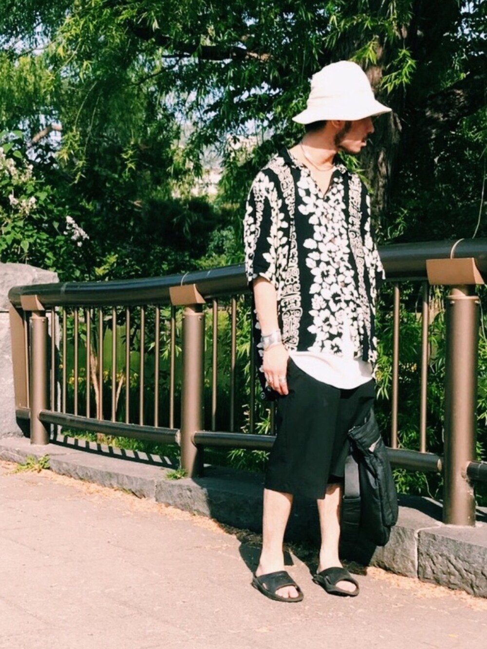 「アロハシャツ、おしゃれさんと繋がりたい、オーバーサイズ、休日スタイル、夏、古着コーデ、シャツ、半袖シャツ、サンダル、タンクトップ」｜「DickiesのDICKIES×JS 42283MOD 4WAYストレッチショーツ/ディッキーズ#（その他パンツ、ブラック系）」を使った、Keirさん（メンズ・175cm）の夏コーディネートの1枚目の写真