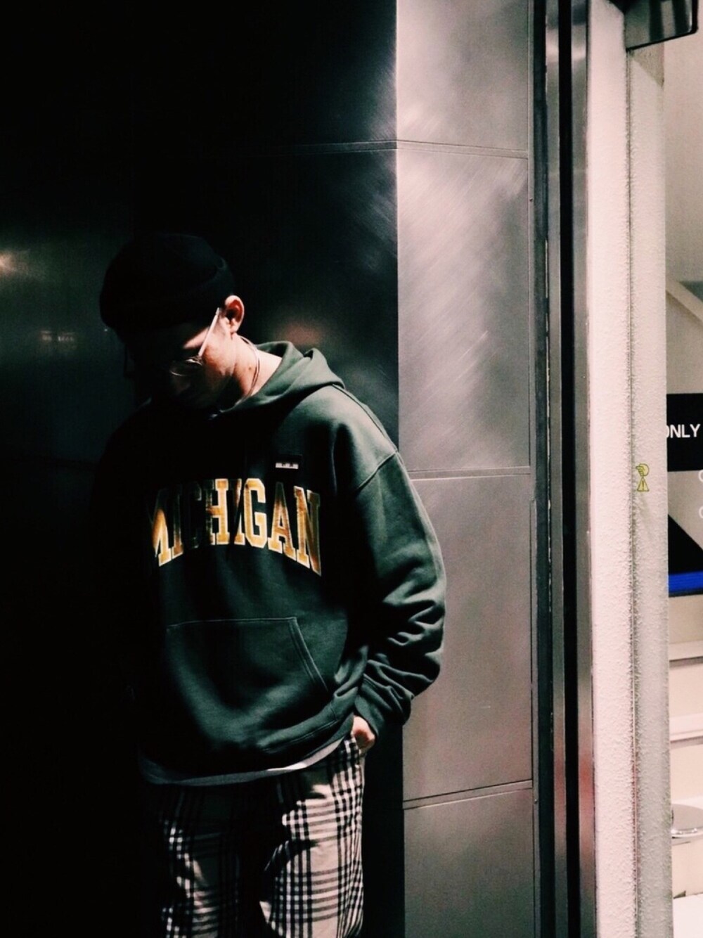 「スポーツMIX'18秋、秋コーデ、シンプル、スラックス、チェックパンツ、グリーン、パーカー、おしゃれさんと繋がりたい、streetstyle、street」｜「JOURNAL STANDARD relumeのUSA ローカル プリントパーカー#（パーカー、グリーン系）」を使った、Keirさん（メンズ・175cm）の秋コーディネートの1枚目の写真
