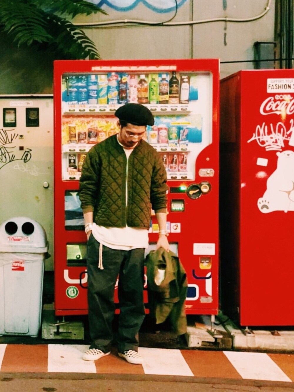 「休日スタイル、冬、オトナカジュアル、おしゃれさんと繋がりたい、ワイドパンツ、カジュアルコーデ、スニーカー、春コーデ、アウターONアウター、ベレー帽」｜「JOURNAL STANDARD J.S HOMESTEADのWEAPON CLOTH ANKLE LENGTHS＃（その他パンツ、グレー系）」を使った、Keirさん（メンズ・175cm）の冬コーディネートの1枚目の写真