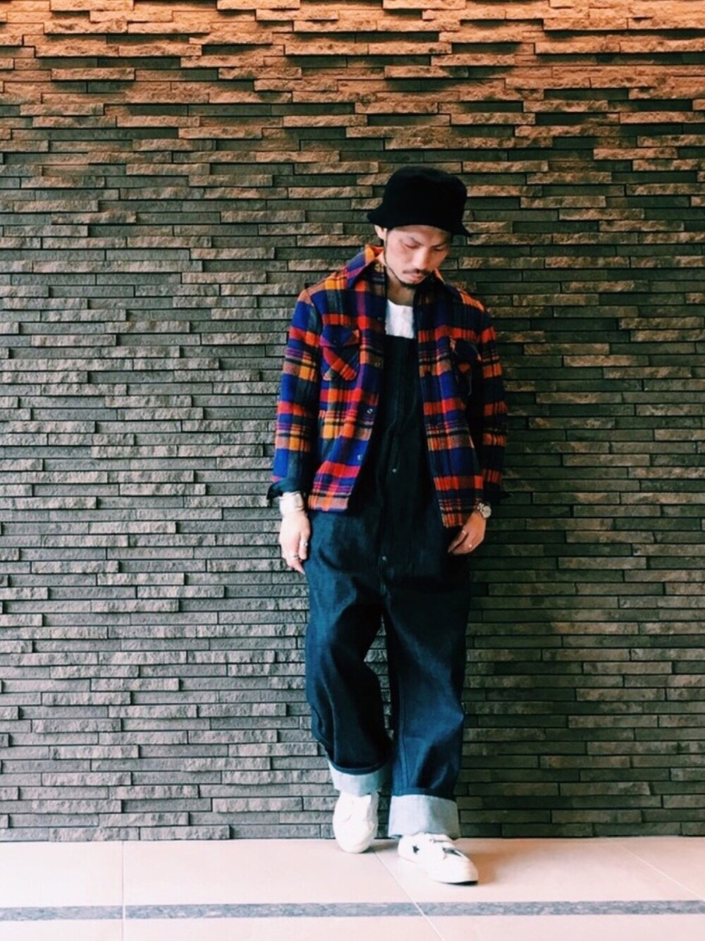「休日スタイル、ゆるコーデ、お洒落さんとつながりたい、ボア、シャツスタイル、古着MIX、streetstyle、オーバーオール、チェック、ワイドパンツ」｜「CONVERSEのCONVERSE コンバース ONE STAR V-3(A) 32340290 *WHITE/BLACK（スニーカー、ホワイト系）」を使った、Keirさん（メンズ・175cm）の冬コーディネートの1枚目の写真