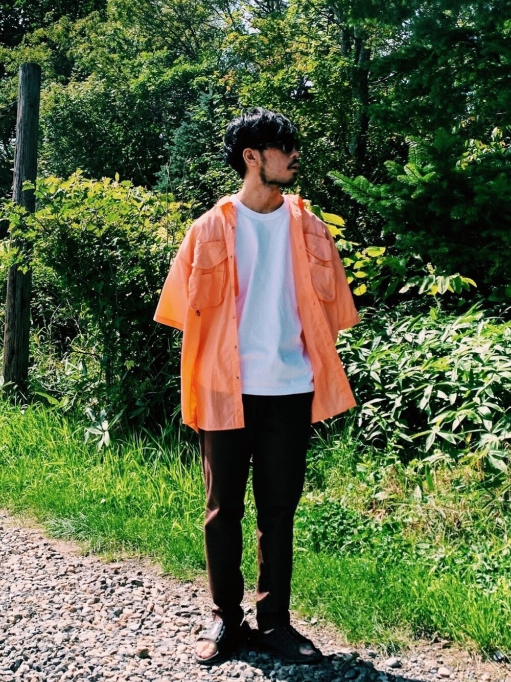 「古着MIX、休日スタイル、大人カジュアル、夏、Tシャツ、ビッグシルエット、シャツスタイル、古着、オーバーサイズ、白Tシャツ」｜「JOURNAL STANDARD relumeの◆【19FW】CALIFORNIA シェフパンツ（その他パンツ、ブラウン系）」を使った、Keirさん（メンズ・175cm）の夏コーディネートの1枚目の写真