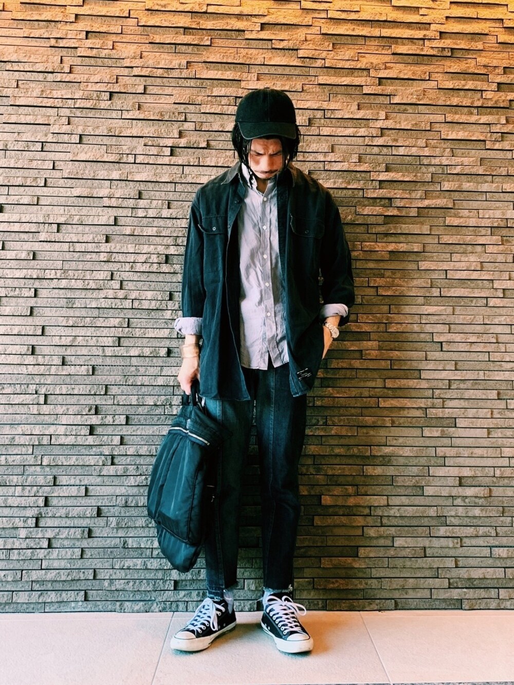 「シャツ好き集まれ、converse、休日スタイル、ラフ、カジュアルコーデ、ブラック、古着、デニム、UNIQLO、キャップ」｜「CONVERSEのCONVERSE / コンバース : オールスター 100 カラーズ OX #（スニーカー、ブラック系）」を使った、Keirさん（メンズ・175cm）の夏コーディネートの1枚目の写真
