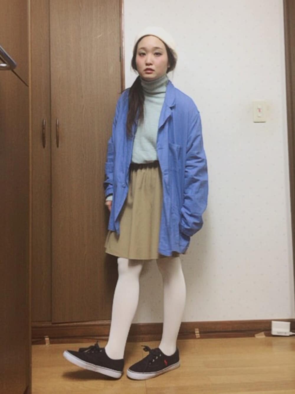 ベージュ系のスカート、ブルー系のカーディガン/ボレロ、ブルー系のジャケット/アウターを着用したレディースの春コーディネートの1枚目の写真
