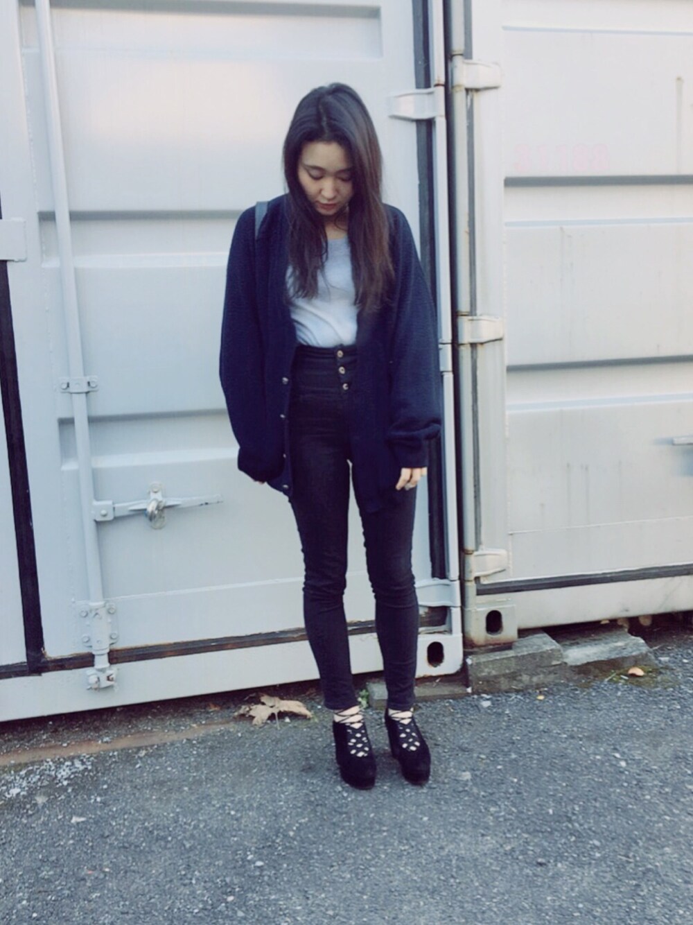 ブルー系のカーディガン/ボレロ、ブラック系のその他パンツを着用したレディースの冬コーディネートの1枚目の写真