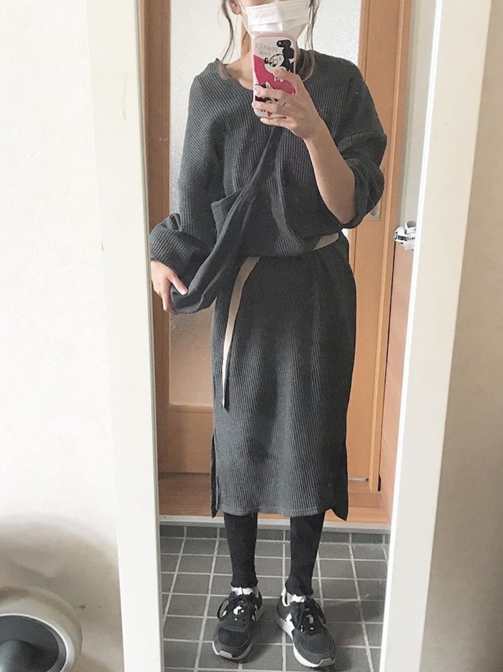 「オトナカジュアル、シンプル、低身長、UNIQLO、スニーカー、ママコーデ、リブワンピース、ロングワンピース、ワントーンコーデ」｜「UNIQLOのリブメロウレギンス（12分丈）（レギンス/スパッツ、ブラック系）」を使った、rinaさん（レディース・156cm）の冬コーディネートの1枚目の写真