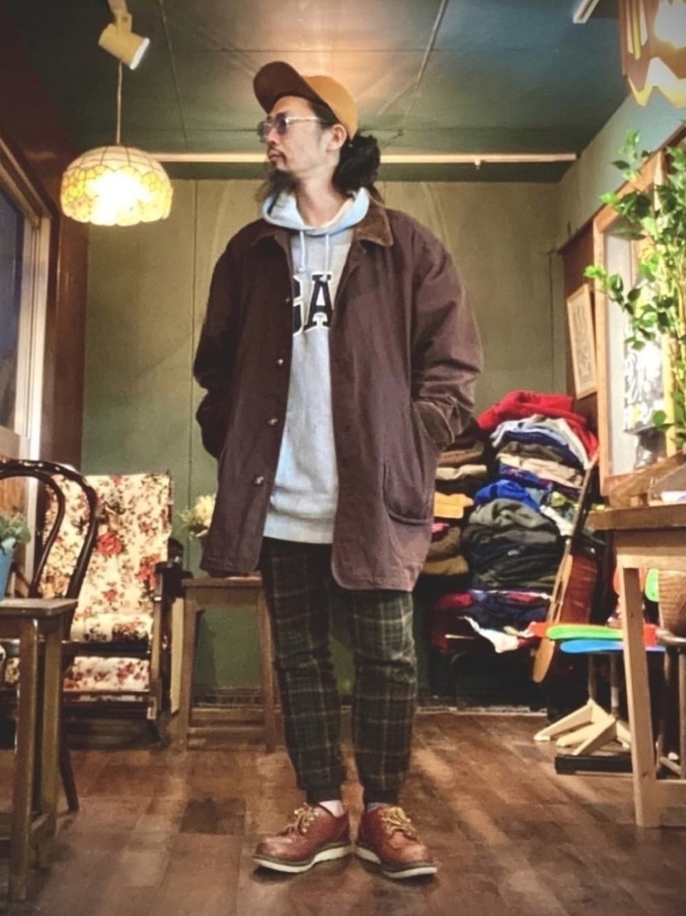 「台湾、街头搭配、街頭穿搭、ootd、カバーオール、ビッグパーカー、チェックパンツ、レッドウィング、レトロブティックことり、ブラウン色に染まれ」｜「Lands' Endの90's LAND'S END / コットンカバーオール（カバーオール、ブラウン系）」を使った、ことりの昭和ちゃん ✅さん（メンズ・171cm）の冬コーディネートの1枚目の写真