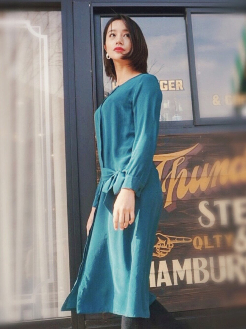 グリーン系のワンピース/ドレスを着用したレディースの冬コーディネートの1枚目の写真