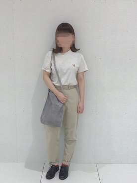 「メゾン キツネ(MAISON KITSUNE)」｜「アイテム（チノパンツ）」を使った、ブラックハヤテ号さん（レディース・157cm）の夏コーディネート