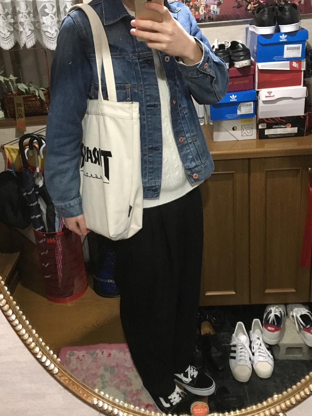 ブラック系のスニーカー、ブラック系のその他パンツ、ベージュ系のトートバッグを着用したメンズの冬コーディネートの1枚目の写真