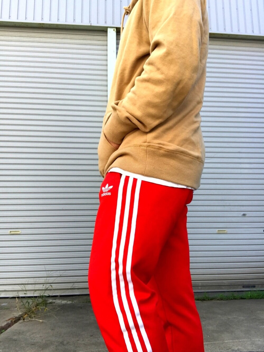 「古着MIX、赤ジャージ」｜「adidas Originalsの【adicolor】オリジナルス パンツ[SST CUFFED TRACK PANTS]（その他パンツ、レッド系）」を使った、Junichi Hirakiさん（メンズ・170cm）の秋コーディネートの1枚目の写真