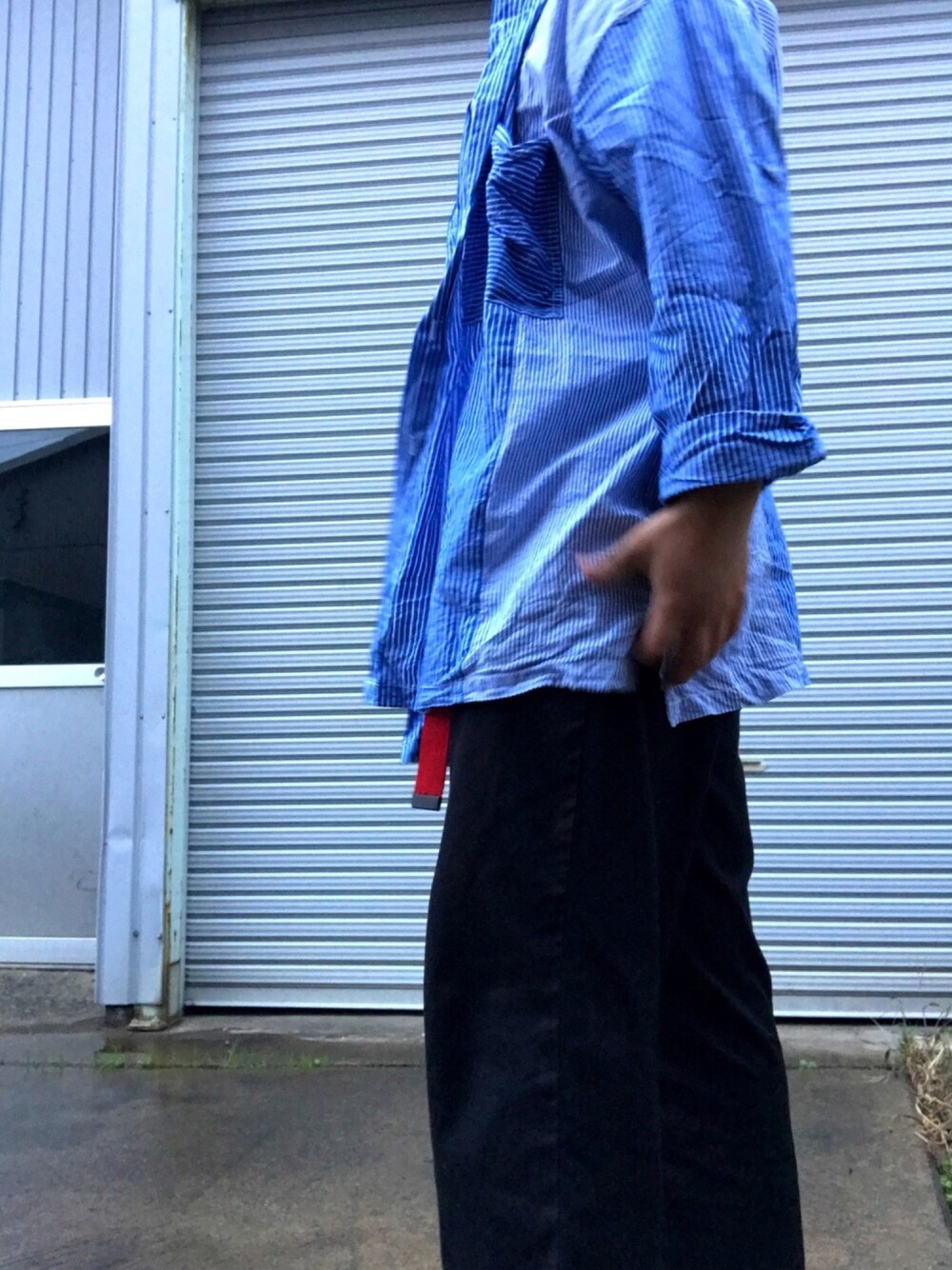 ブルー系のシャツ/ブラウス、ブラック系のスラックス、レッド系のベルトを着用したメンズの秋コーディネートの1枚目の写真