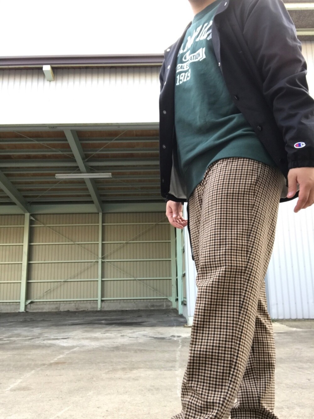 「古着MIX、ゆるコーデ、コーチジャケット、Champion」｜「Championのアイテム（ブルゾン、ブラック系）」を使った、Junichi Hirakiさん（メンズ・170cm）の秋コーディネートの1枚目の写真