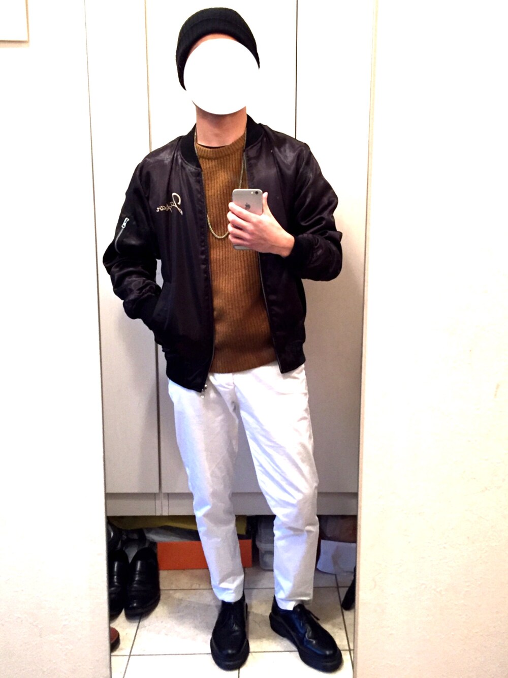 「ニット帽、白パンツ、MA-1、スカジャン、チェーンネックレス、ニット、ドクターマーチン」｜「GUのMEN ニットキャップ（ニットキャップ/ビーニー、ブラック系）」を使った、TaKaさん（メンズ・168cm）の冬コーディネートの1枚目の写真