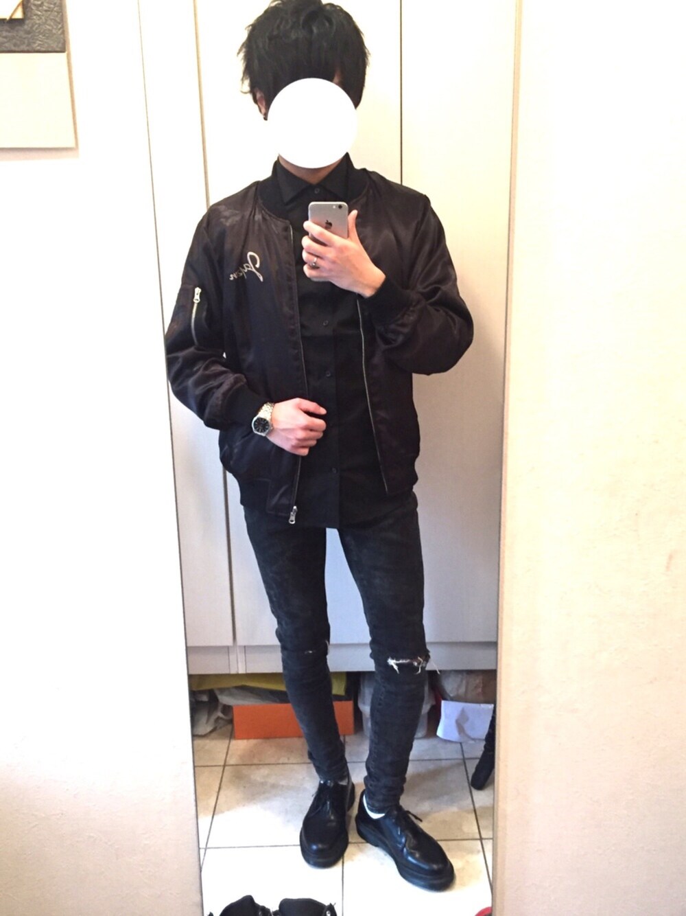 「黒シャツ、ボタンは一番上まで留める、MA-1、スキニー、腕時計、ジェンダーレス、ドクターマーチン、オールブラック」｜「BershkaのSUPER SKINNY FIT  EUR36（デニムパンツ、ブラック系）」を使った、TaKaさん（メンズ・168cm）の冬コーディネートの1枚目の写真
