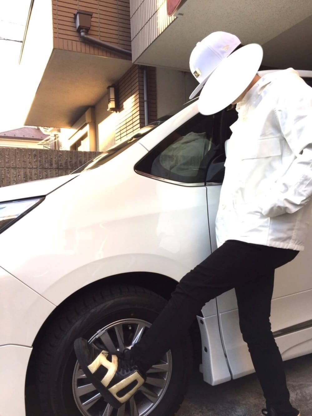 ホワイト系のマウンテンパーカー、ブラック系のその他パンツ、ブラック系のスニーカーを着用したメンズの冬コーディネートの1枚目の写真