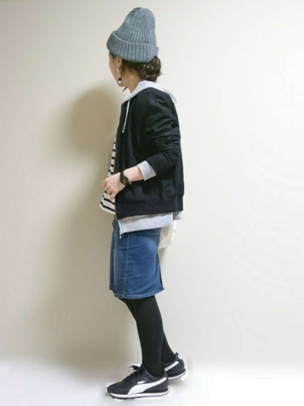 ブルー系のスカート、ブラック系のスニーカー、ブラック系のジャケット/アウターを着用したレディースの秋コーディネートの1枚目の写真