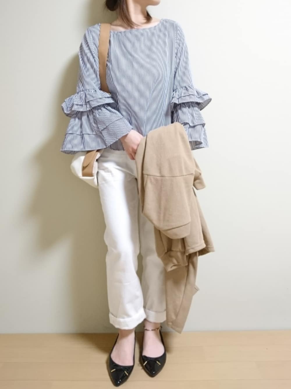 「ママコーデ、白パンツ、バレエシューズ、ロングカーディガン、ブラウス、ストライプ、春コーデ、プチプラ、きれいめカジュアル、デニムパンツ」｜「3can4onのサカリバロングカーディガン（カーディガン/ボレロ、ベージュ系）」を使った、CHAMUさん（レディース・149cm）の冬コーディネートの1枚目の写真