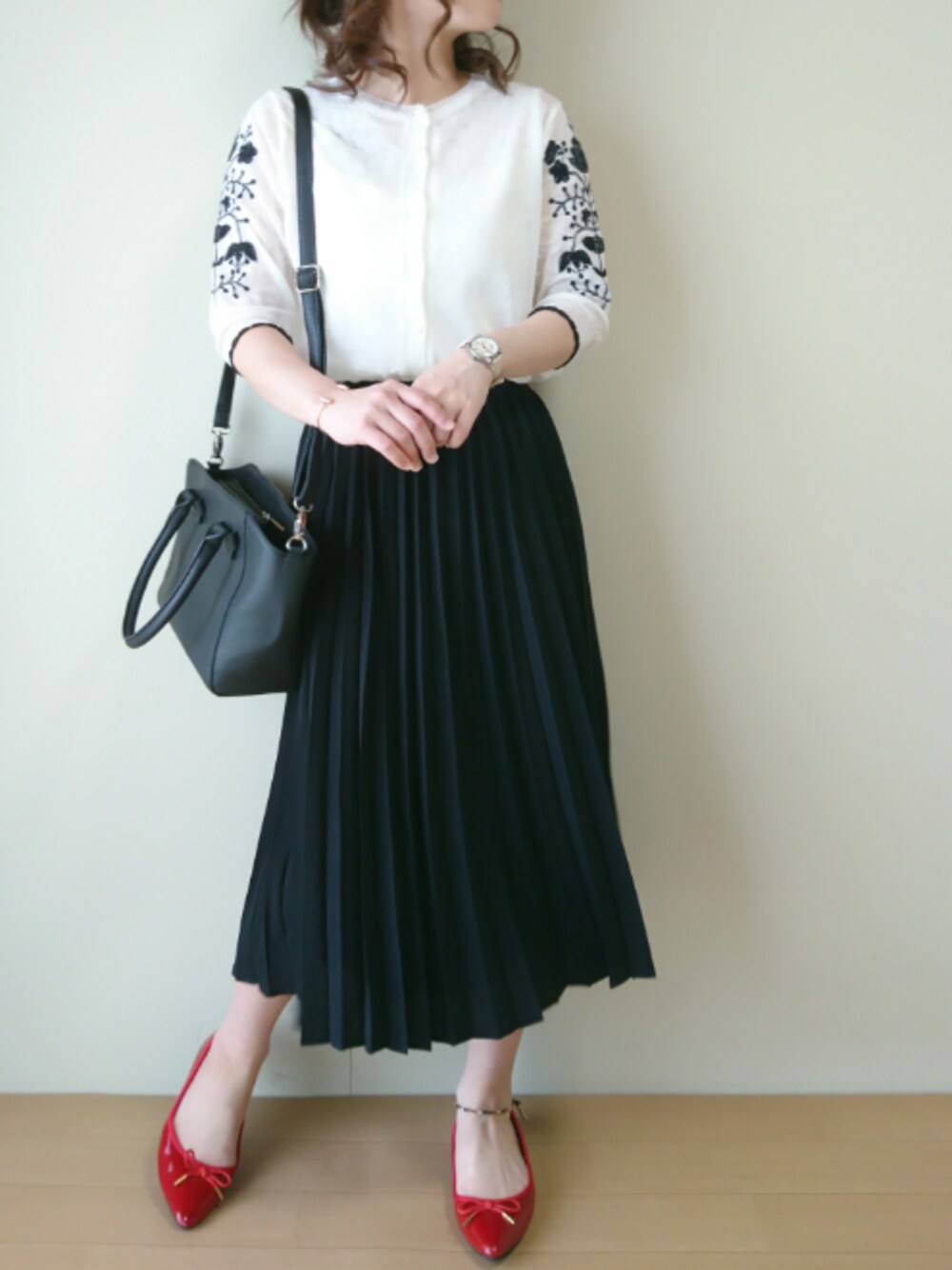 「シンプルコーデ、キレイめ、カーディガン、刺繍、プリーツスカート、バレエシューズ、低身長、春夏コーデ、ショルダーバッグ、GU」｜「GUのアイテム（スカート、ブラック系）」を使った、CHAMUさん（レディース・149cm）の春コーディネートの1枚目の写真