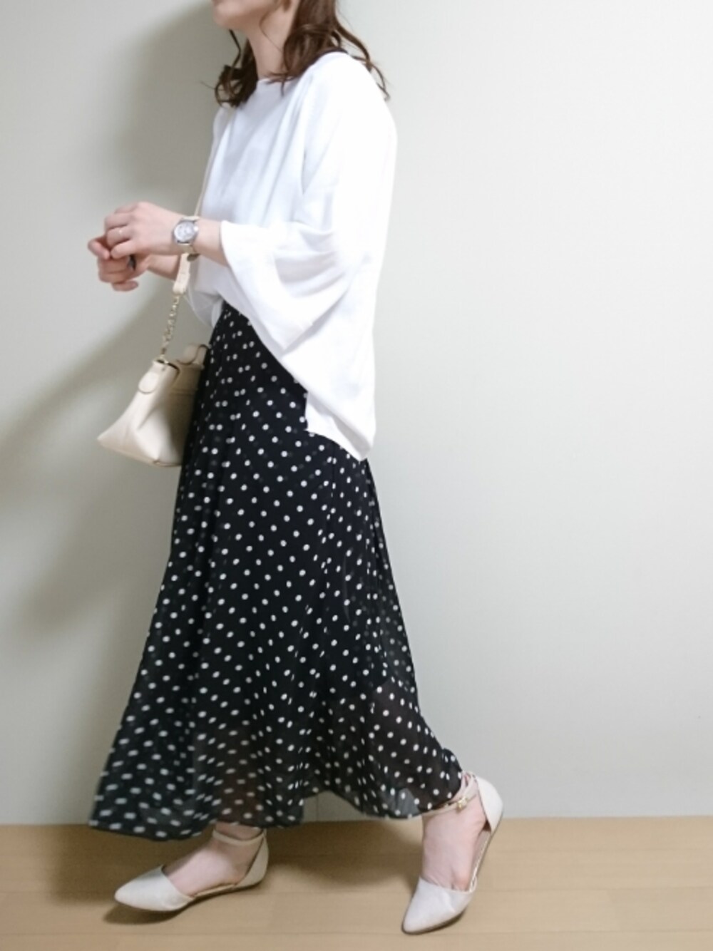 「ドット、シフォンスカート、セパレートパンプス、春コーデ、キレイめ、低身長、モノトーン、大人コーデ、おだんごヘアー、シンプルコーデ」｜「LIMIA✏️記事公開中のアイテム（その他、その他）」を使った、CHAMUさん（レディース・149cm）の春コーディネートの1枚目の写真