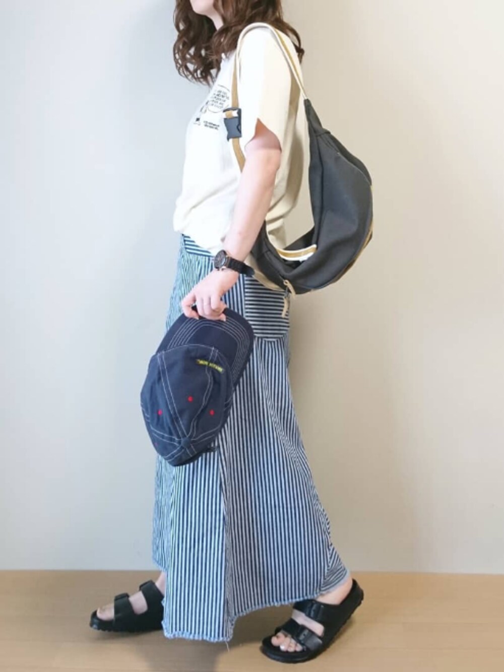 「GREEN BOWL、birkenstock、EVAサンダル、ARIZONA、PR、カジュアルコーデ、低身長、キャラT、キャップ、夏コーデ」｜「SNOOPY×OLD BETTY'SのSNOOPY Emboridery T-shirts(JOE COOL)/ スヌーピー 刺繍 Tシャツ ジョークール（Tシャツ/カットソー、ベージュ系）」を使った、CHAMUさん（レディース・149cm）の夏コーディネートの1枚目の写真