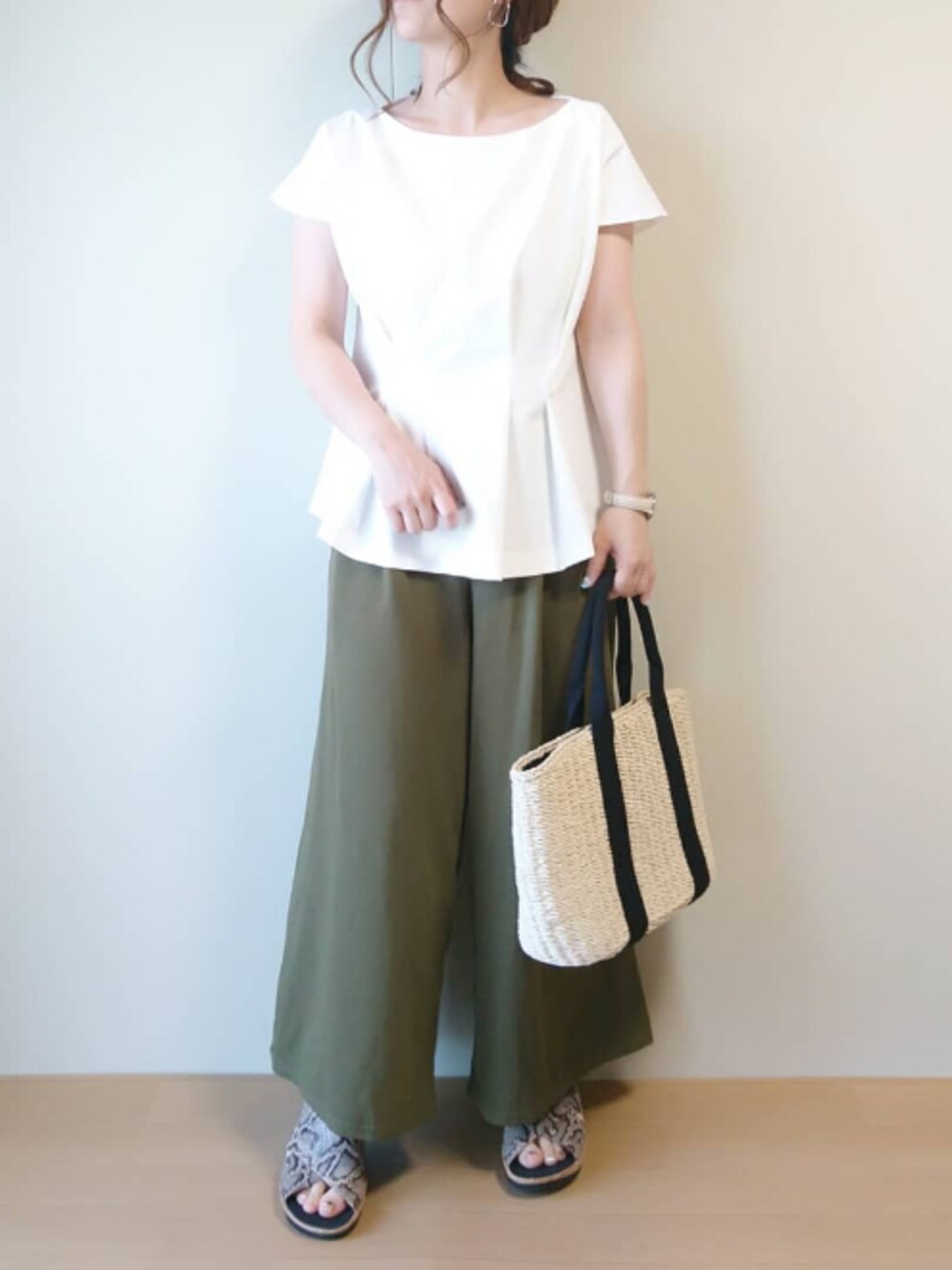 「カリテ(qualite)、GRL、fitflop、低身長、夏コーデ、アースカラー、かごバッグ、パイソン柄、大人コーデ、シンプルコーデ」｜「JUICY ROCKのSV925 アレンジスクエアモチーフピアス（ピアス（両耳用）、シルバー系）」を使った、CHAMUさん（レディース・149cm）の夏コーディネートの1枚目の写真