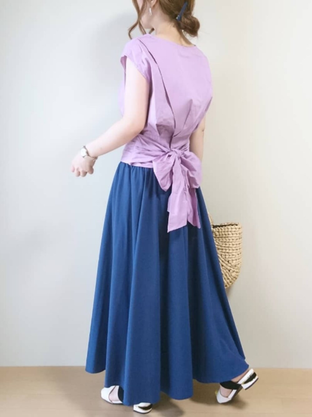 パープル系のシャツ/ブラウス、ブラック系のサンダル、ブルー系のスカートを着用したレディースの夏コーディネートの1枚目の写真