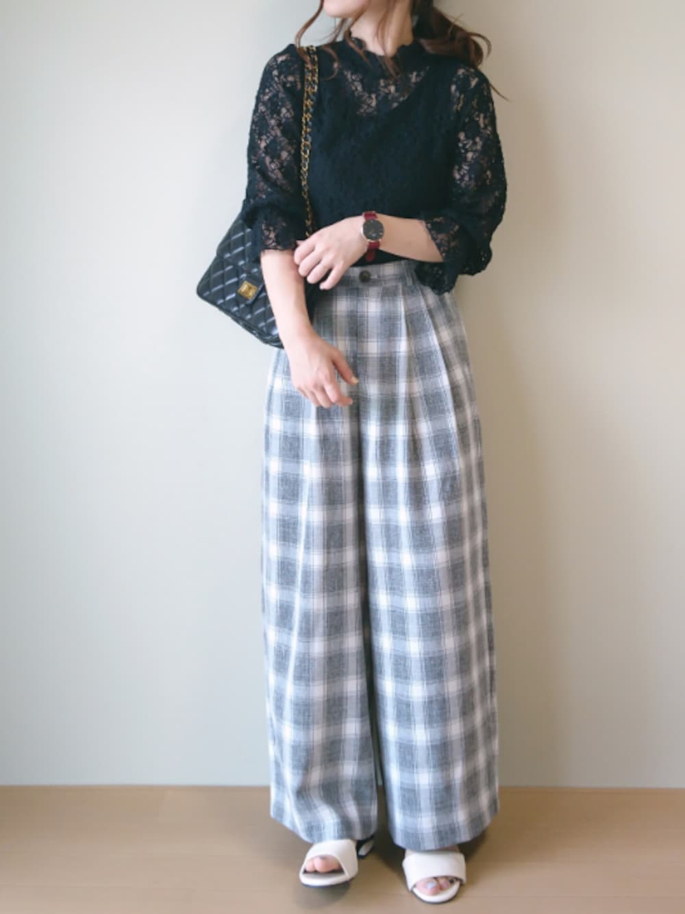 ブラック系のシャツ/ブラウス、グレー系のパンツ、ブラック系のサンダルを着用したレディースの夏コーディネートの1枚目の写真
