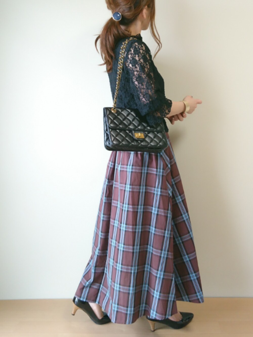 ブラック系のシャツ/ブラウス、ブラウン系のスカート、その他のその他を着用したレディースの秋コーディネートの1枚目の写真