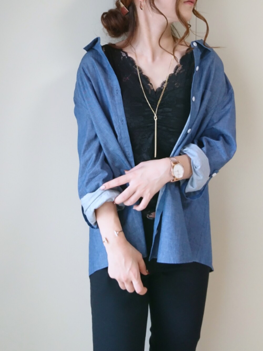 ブルー系のシャツ/ブラウス、ピンク系のトップス、ゴールド系のネックレスを着用したレディースの秋コーディネートの1枚目の写真